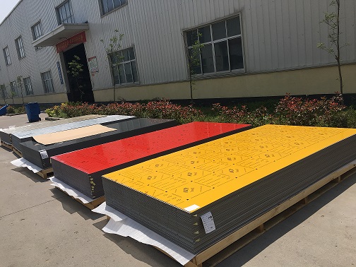 Apakah panel komposit aluminium yang digunakan?